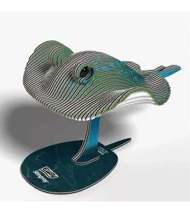 DIY Raie EUGY – maquette 3D carton sur socle bleu océan – chez Assemblez-Moi
