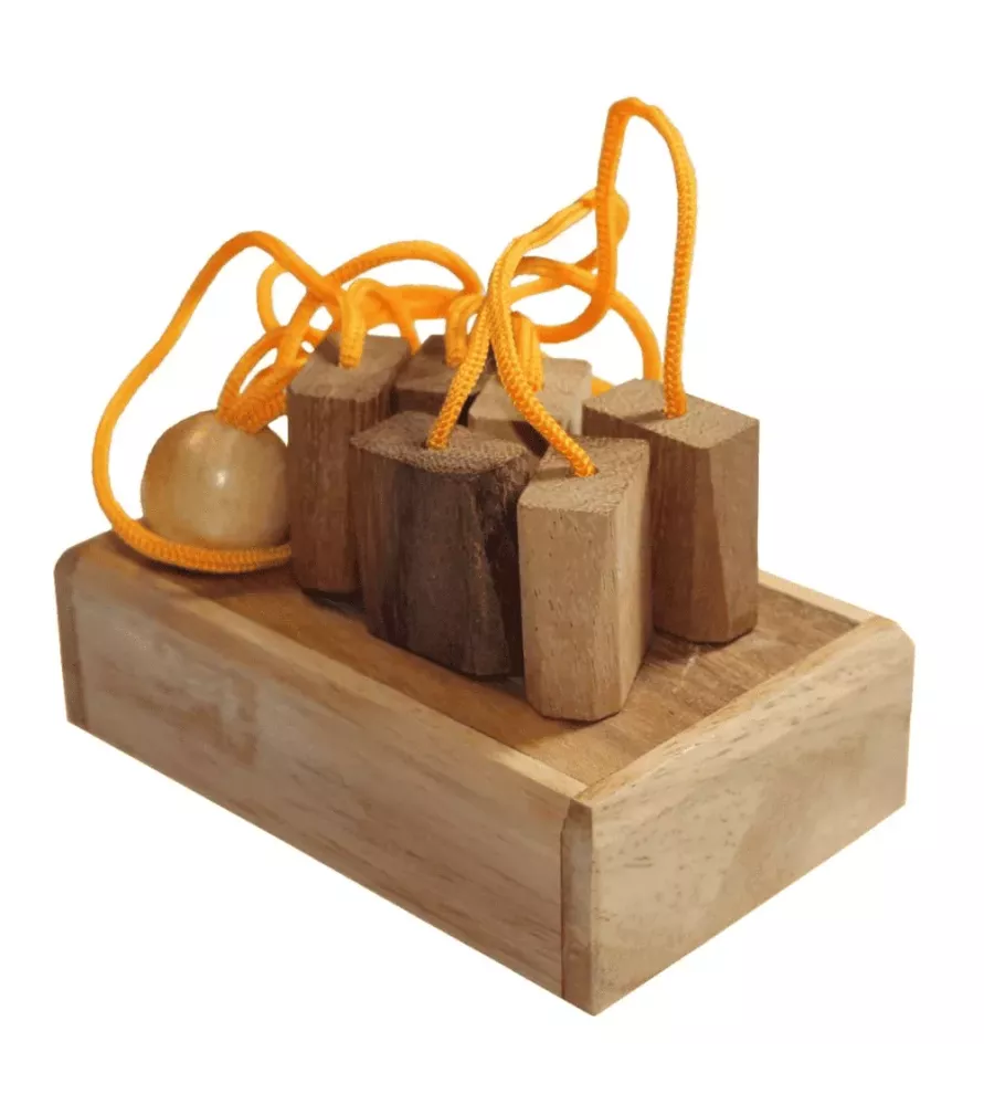 La Boîte à Prises – jeu de logique en bois difficulté 4/5 disponible chez Assemblez-Moi