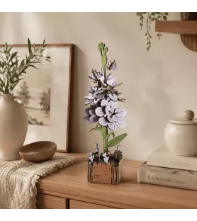 Fleur 3D Violette Inspirebox exposée sur un meuble dans un intérieur cosy chez Assemblez-Moi Langon