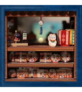 Détail du Fukuoka Mentaiko Kitchen Cutebee avec étagère, sushis miniatures et chat porte-bonheur