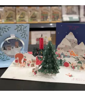 Collection de cartes pop-up de Noël Art Grafik ouvertes avec sapin, village enneigé et décors festifs en relief