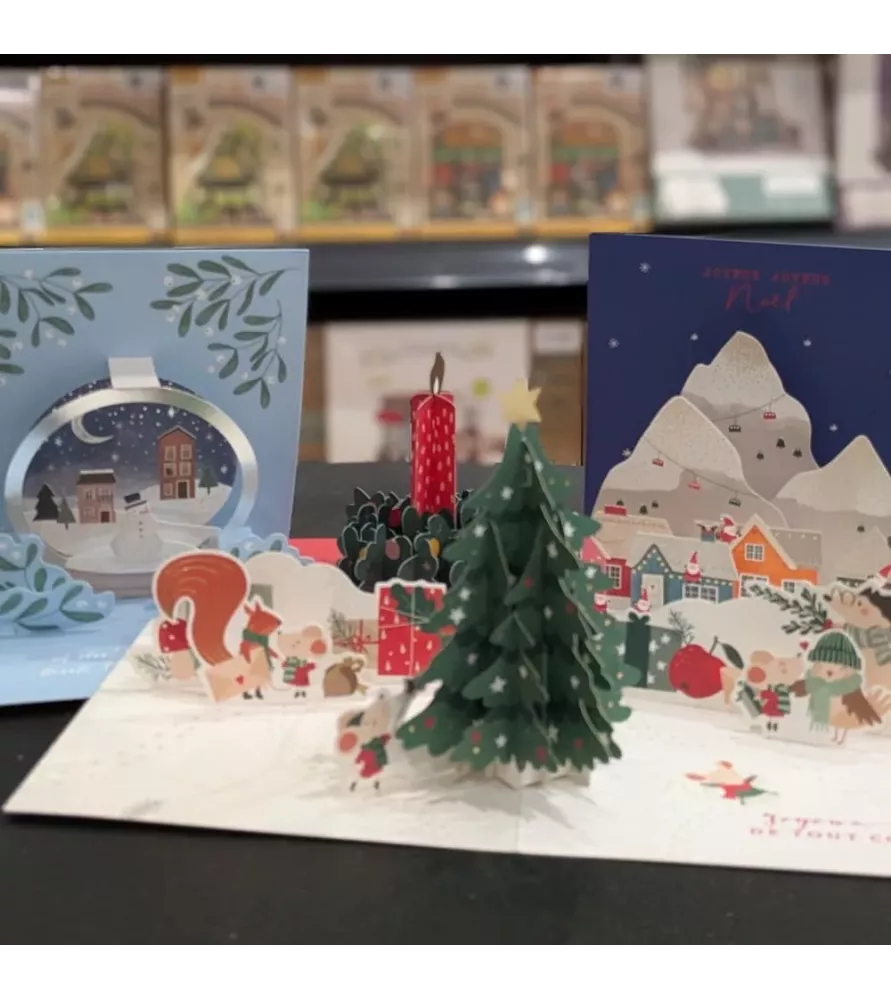 Collection de cartes pop-up de Noël Art Grafik ouvertes avec sapin, village enneigé et décors festifs en relief
